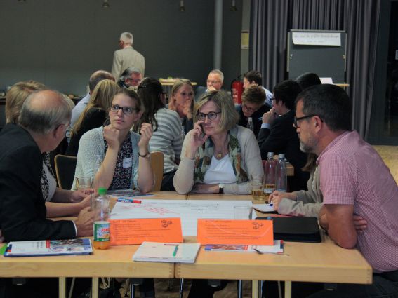 Berufsbildungs- und Integrationsbericht im Berufskolleg Schloß Neuhaus vorgestellt (© Foto: Kreis Paderborn Johanna Leifeld)